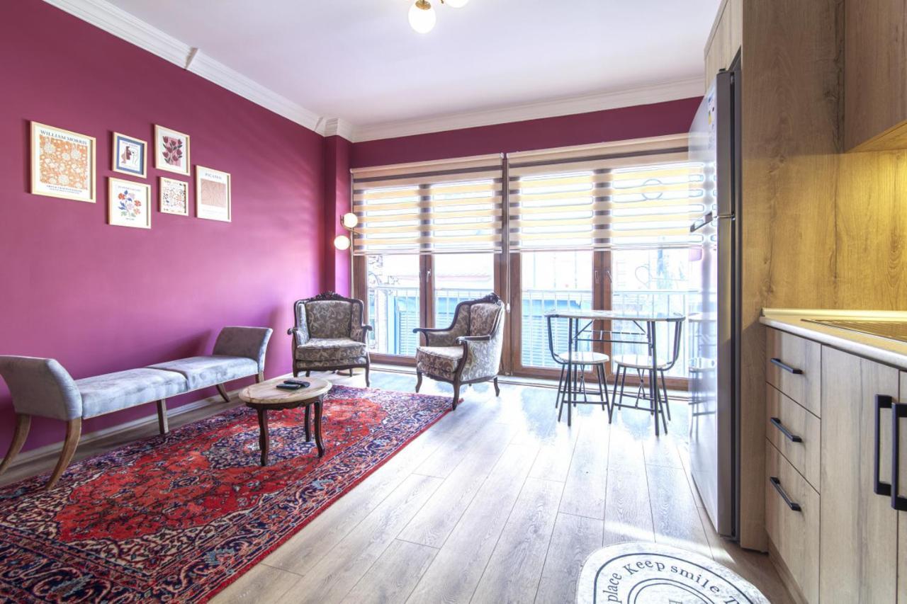 Charming Flat Near Kennedy Avenue In Fatih Daire
